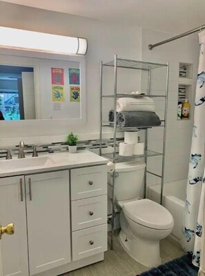 Dusche, Haartrockner, Handtücher, Seife