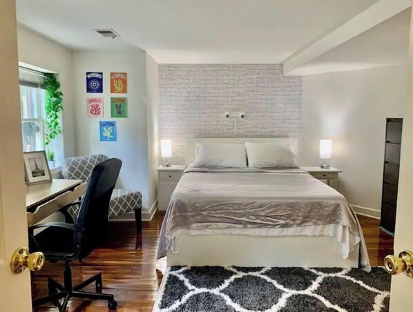 1 habitación, escritorio, tabla de planchar con plancha y wifi