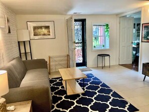 TV, books - Pro Clean 96-Walk Score Adams Morgn/U St Cozy! (Washington)