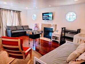 3 bedrooms, desk, iron/ironing board, free WiFi