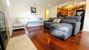 Una Smart TV, una chimenea, un futbolín