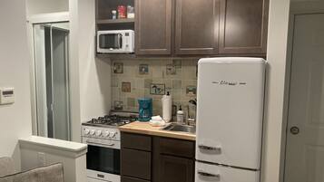 Geladeira, micro-ondas, fogão, cooktop