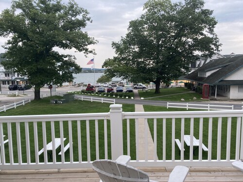 Beautiful 1 bedroom Condo on Portage Lake Resort.Onekama. Beach, pool, hot tub. 