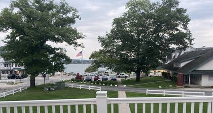 Beautiful 1 bedroom Condo on Portage Lake Resort.Onekama. Beach, pool, hot tub.