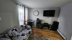 Smart TV, books, stereo