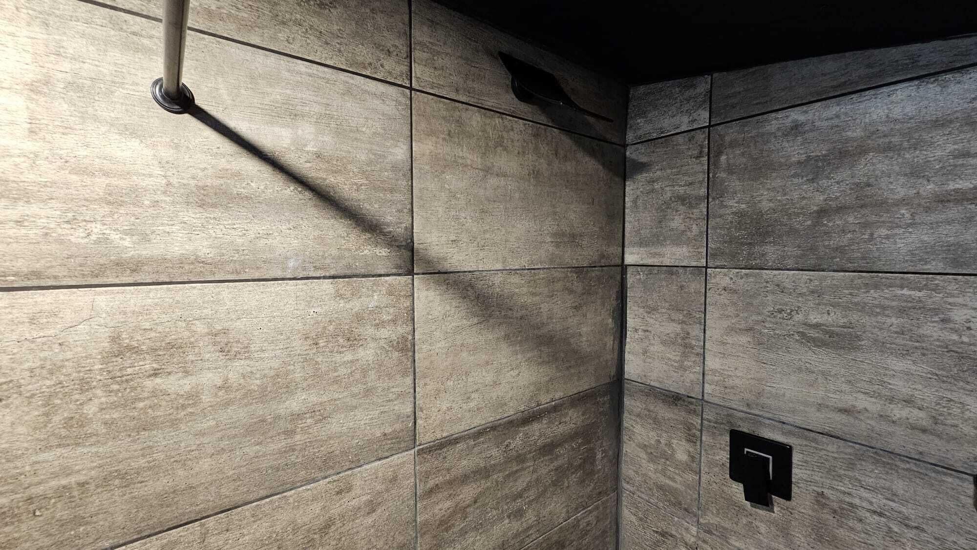 Douche, serviettes fournies, savon, shampoing