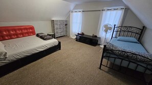 2 bedrooms, iron/ironing board, free WiFi - Beautiful smart home (Quinte West)