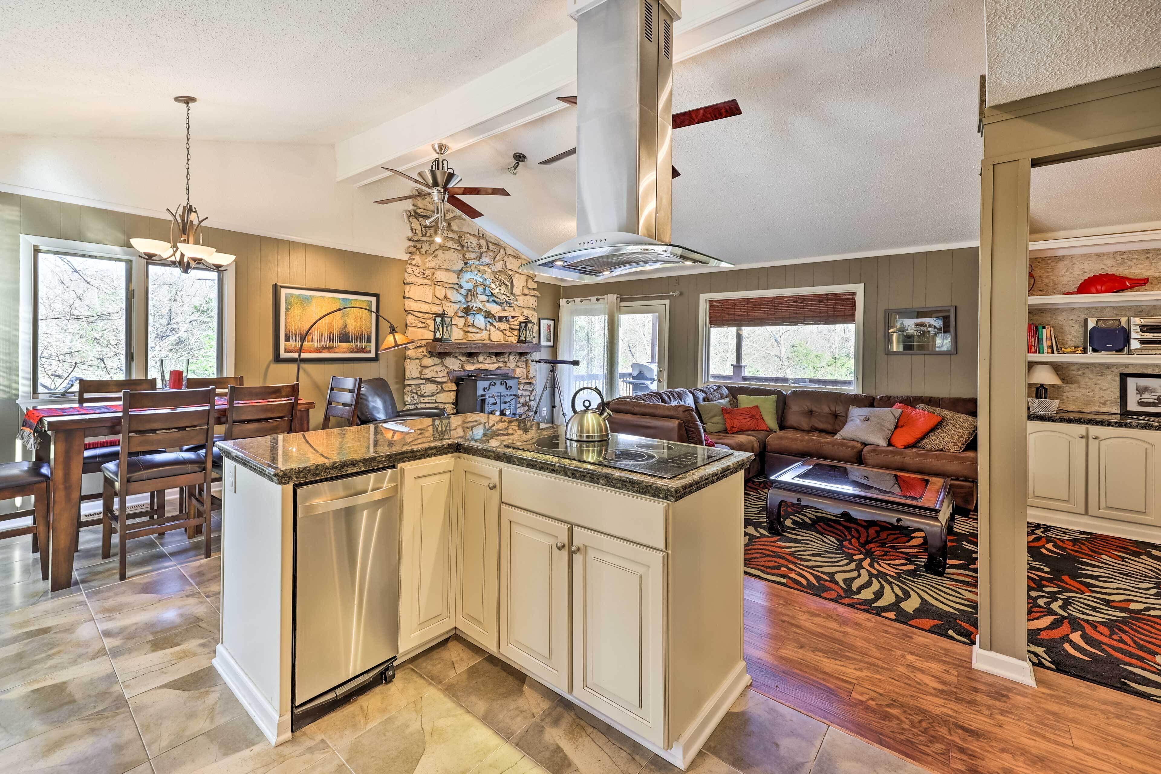 Holiday Island Home: Hot Tub & Wood Stove! - Eagle Rock, MO
