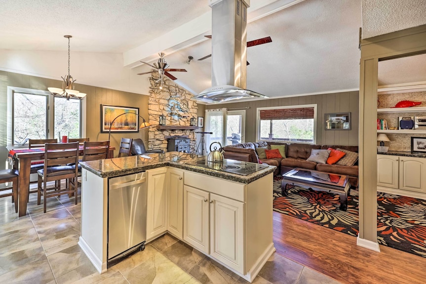 Holiday Island Home: Hot Tub & Wood Stove! - Eagle Rock, MO