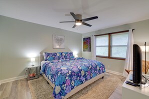 2 bedrooms, desk, iron/ironing board, travel cot - Holiday Island Home: Mountain View + Hot Tub! (Holiday Island)