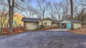 Ein zweistöckiges Gebäude mit Veranda und Garage.