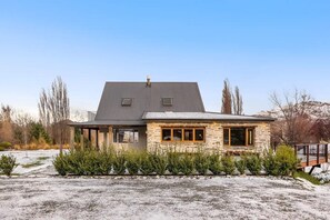 Exterior - Mountain View Villa - Rural Retreat (Hot Tub, Tennis, Petanque, Putting Green) (Queenstown)