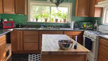 Coffee/tea maker, fridge, microwave, oven