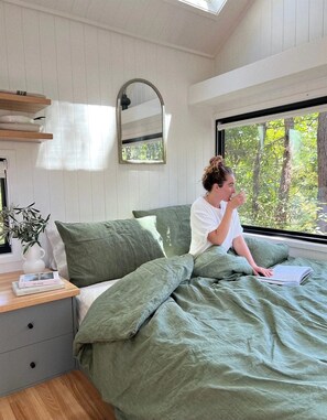 1 bedroom, free WiFi, bed sheets - NEW LISTING - Custom Designed Tiny Home (Ulladulla)