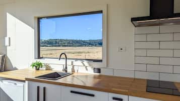 Fridge, stovetop, coffee/tea maker, toaster