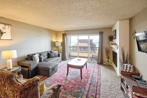 Télévision, cheminée, lecteur de DVD, table de tennis de table