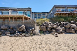 Un hôtel de bord de mer au design moderne, doté d’un balcon spacieux et offrant une vue sur l’océan.