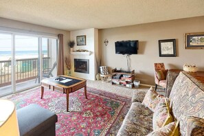 Télévision, cheminée, lecteur de DVD, table de tennis de table