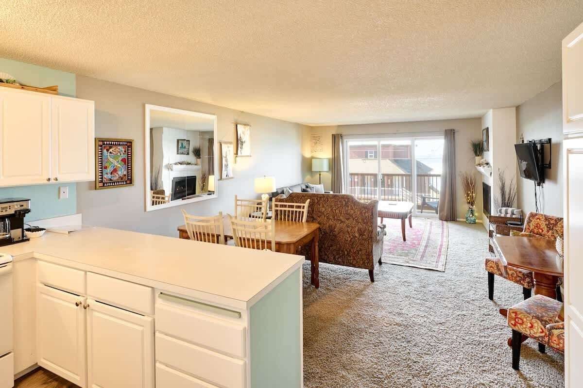 Télévision, cheminée, lecteur de DVD, table de tennis de table