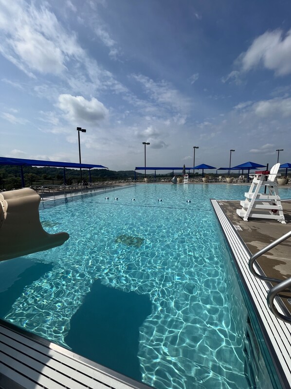 Alberca techada y alberca al aire libre