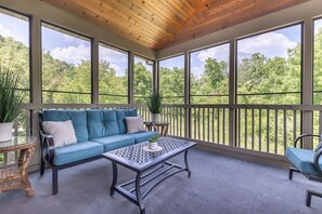 Smart TV, chimenea, reproductor de DVD y tenis de mesa 