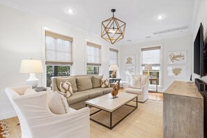 TV, videoteca, impianto stereo, studio