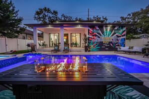 Utendørsbasseng og et oppvarmet basseng