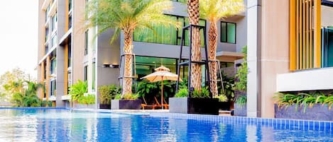 Una piscina al aire libre