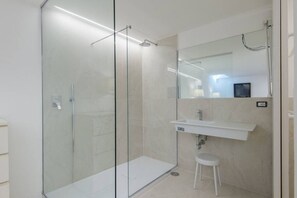 Bañera, secador de pelo, bidé y champú