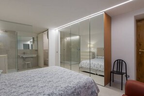 2 habitaciones, tabla de planchar con plancha, wifi y ropa de cama 