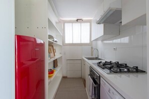Frigorífico, horno, lavavajillas y cafetera o tetera