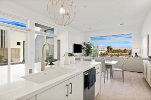 Kjøleskap, mikrobølgeovn, ovn og oppvaskmaskin