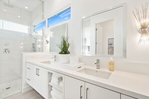 Douche, séchoir à cheveux, serviettes fournies
