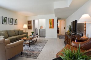 Living area - Contemporary Ground Floor, End Unit, next to Pool and Tennis (Palm Springs)