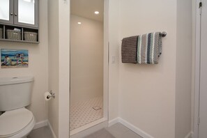 Shower, hair dryer, towels - Contemporary Ground Floor, End Unit, next to Pool and Tennis (Palm Springs)