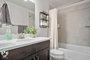Bañera, secador de pelo y toallas