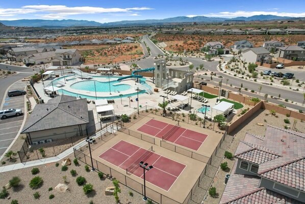Zona residencial con piscina, canchas de tenis e iglesia.