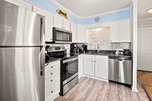 Frigorifero, microonde, forno, piano cottura