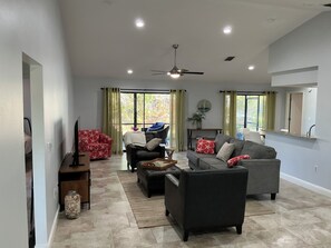 Smart TV, books - Super clean, family-friendly & beautiful home just 5 minutes from Nokomis Beach (Nokomis)