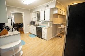 Fridge, microwave, oven, stovetop - The Retreat ~ 5 Mins to Graceland! (Memphis)