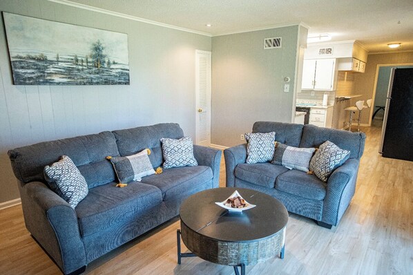 Smart TV, fireplace - The Retreat ~ 5 Mins to Graceland! (Memphis)