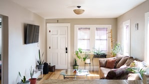 Smart TV, fireplace, offices - Casita Rael in Historic OldTown (Albuquerque)