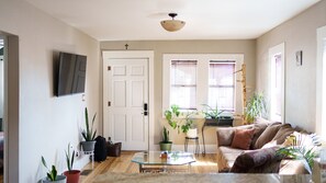 Smart-tv, een open haard en een kantoor