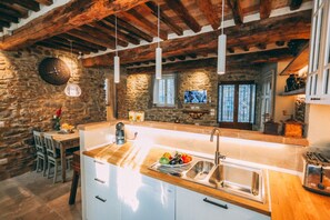 Fridge, microwave, oven, stovetop - Nice apartment for 4 guests with sauna, WIFI, A/C (Cortona)