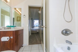 Bañera, secador de pelo, toallas