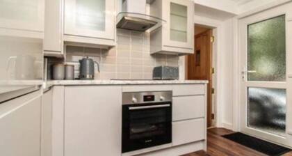 Charming 2-bed Apartment in Brentwood Free Parking