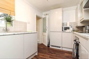 Apartment | Eigene Küche | Kühlschrank, Mikrowelle, Ofen, Herdplatte