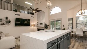 House (4 Bedrooms) | Living area