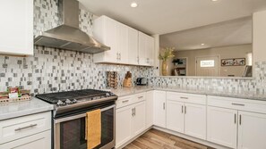 冷蔵庫、電子レンジ、オーブン、コンロ