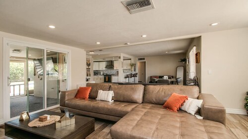 Mid-century Melrose 3bdrm Vintage Vibe With Pool